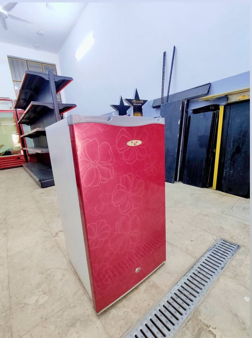 ثلاجات للبيع ٥قدم و١٠قدم وحجم ٢٠ عارضه عموديه تجميد حجم 30 نظافتهن فول عنوان بغداد الاستفسار ع ***********او صفحه
