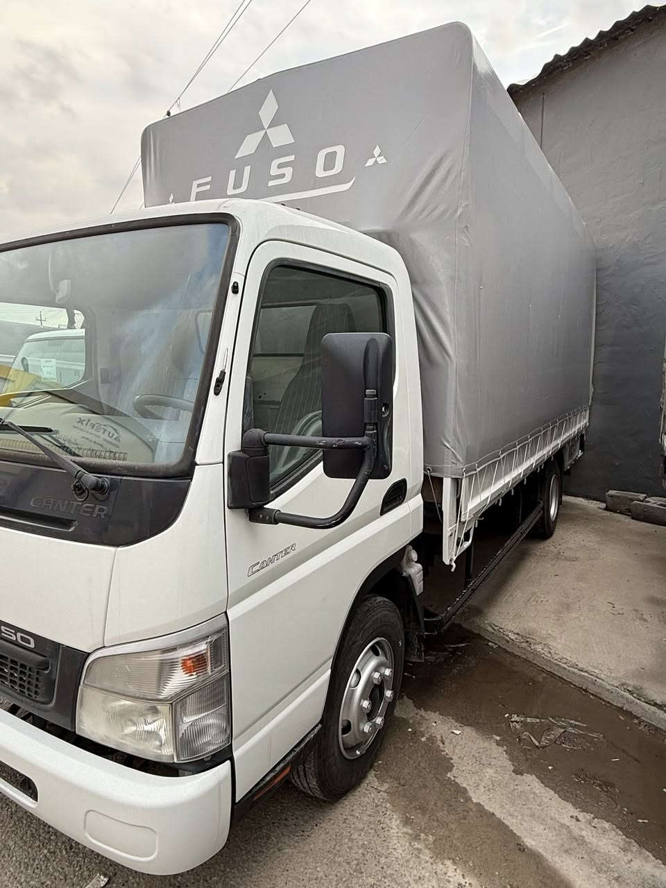 للبيع کانتر
موديل: ٢٠١٥
طول خمسة متر
مکینە ما مفتوع
سياره مكفول
سنوي جدید 
رقم إنكليزي 
رقم موبایل:***********
***********
***********

اربيل شارع ١٠٠م مقابل گمارگ سيارات
شركة اسد موتورز
بي أداره حجي عبيد
