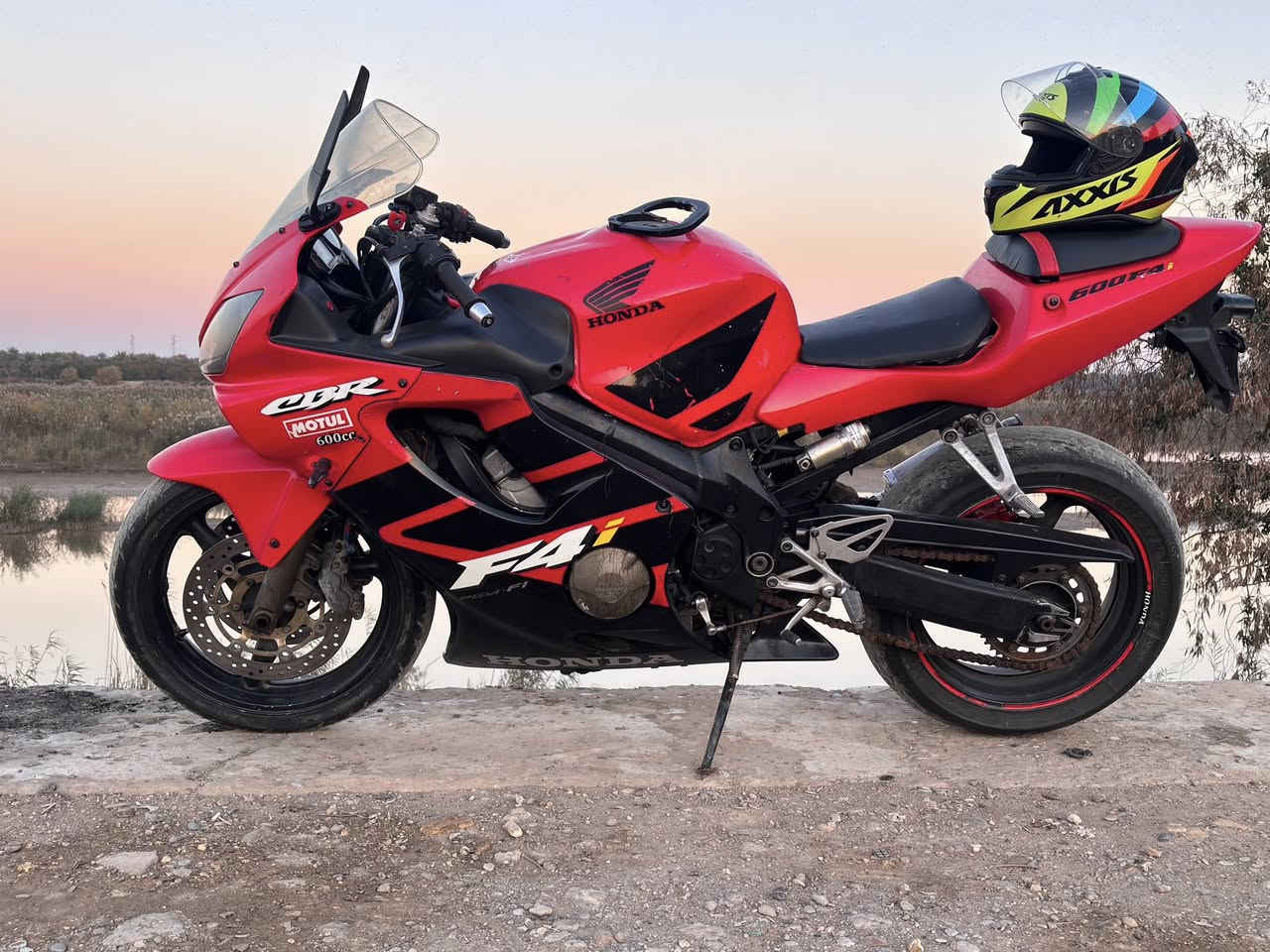 سلام عليكم حبايب 

HONDA -f4i - 2004 للبيع 
أوراقها منفيز مكاتبة فقط 
الدراجة مكينتها مجفتة جديد فقط  (ما مكصوصة كرنك) 
ناعمة كلش 
الدراجة شوفت عينك كفراتها يحتاجلها ترتيب 
وصار طك بالضفيرة قوي ( يعني تبدل ضفيرة   )
عقل سكيورتي شغال شاصي مكفول (الدشبول -مجامع -كتفات -ملف - الكهربائيات البقية كلها شغالة ) أبيع ع هذا الوضع 
مكاني واسط صويرة 
السعر 14 و بيها مجال 
أتصل  أو وأتساب  
***********
