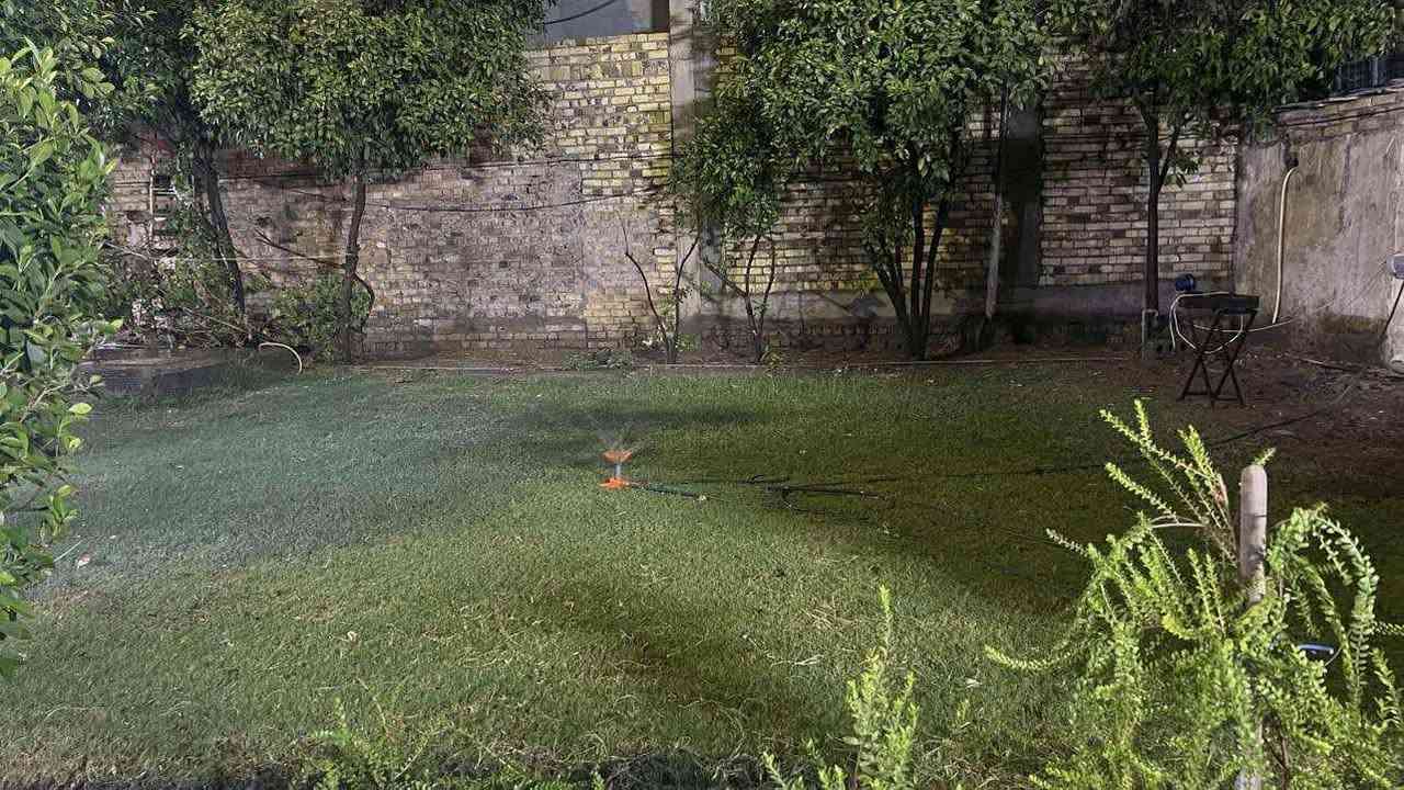 بيت في الجزائر في جهة المستشفى  

واجة 13،5 الظهر 19 تقريبا 

الشارع 20 متر 

المساحة  500 متر 

صنف العقار زراعي  

البيت منجز وفق اجازة بناء استلمتها من الشخص اي باعني البيت في عام 2002 ومثبت بها كتب ( الزراعة ، والتخطيط ، والبلديات ، والبلدية ، والنفط ( شركة الخطوط ، والغاز ، والاتصالات ) 

محول باسمي 
يبعد عن شارع الجزائر 100 متر فقط. 

يبعد عن مشروع أبراج بابل 150 متر 

للاستفسار مراسلتي عبر الخاص 
او مراسلتي عبر الواتس اب او الاتصال على الرقم ***********
