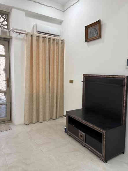 شقه للايجار 
طابق ارضي 
الحارثيه شارع الكندي الفرع الخامس من جهة المول 
غرفه نوم واحده وحمام ومطبخ واستقبال 
تحتوي ع سخان وسبالت و كاونتر و سنك و طباخ و بردات
للاستفسار 
***********
