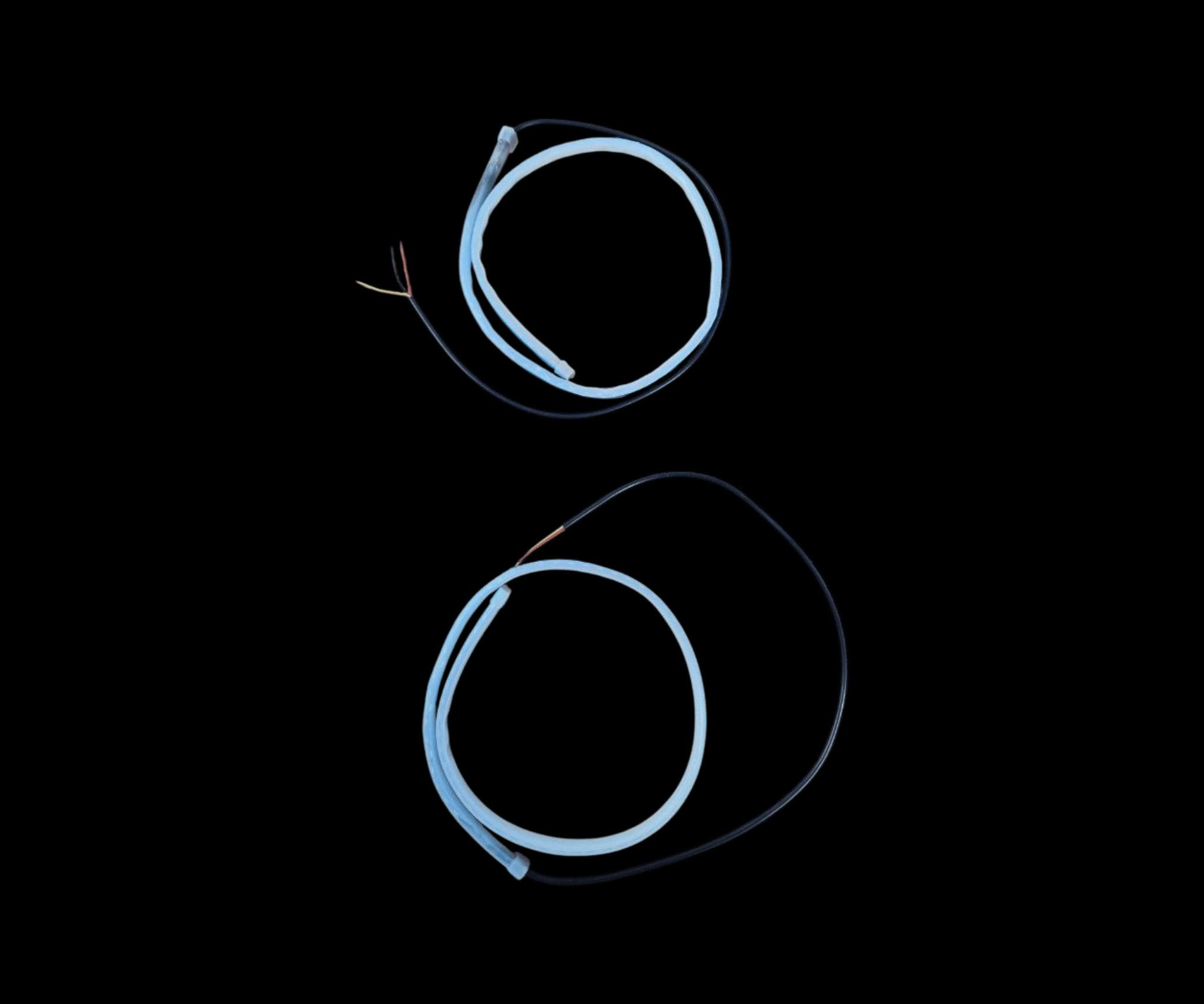 شريط إضاءة أمامي مرن للسيارة (حاجب LED) – 60 سم
استخدامات

إضاءة نهاريةتجميلية لواجهة السيارة وزوايا المصابيح.

تحسين الرؤية الجانبية وإبراز خط الحاجب بشكل عصري.

مناسب لمعظم السيارات 12V وللتعديل الخفيف (DIY).

مميزات

شريط سيليكون مرن “Light Guide” بطول إضاءة 60 سم لكل جهة.

أسلاك توصيل بطول 40 سم لكل شريط لسهولة السحب داخل بيت المصباح.

يعمل على نظام 12V باستهلاك منخفض وحرارة تشغيل أقل.

يمكن تركيبه داخل بيت المصباح أو أسفل الغطاءعلى حافة الفانوس.

مقاوم لرذاذ الماء والغبار للاستخدام اليومي (مناسب للهيكل الخارجي).

يأتي قطعتين (يمينيسار) لمظهر متناظر.

محتويات الصندوق

2 × شريط LED مرن 60 سم(يمين + يسار).

أسلاك توصيل مثبتة على كل شريط (≈ 40 سم).

العلبة: 16 × 15 × 3 سم.

طريقة الربط

يوصل على بطاريةACC السيارة 12V:

- السلك الأسود: سالب (هيكل السيارة).
- السلك الأحمر: موجب الإضاءة الأساسيةACC.
- سلك ثالث ( أصفر): يُشبك مع مثبت إشارة الانعطاف لنفس الجهة للحصول على وضع إضافي (مثل وميضنمط ثانٍ).
- نصيحة: جرّب التوصيل قبل التثبيت لتحديد وظيفة كل سلك بدقة.

ملاحظات

يفضّل التركيب لدى كهربائي سيارات، أو التأكد من العزل الجيد بعد التوصيل.

نظّف سطح التركيب جيدًا، وثبّت الشريط بمحاذاة حافة الفانوس.

المنتج مخصص لجهد 12V فقط (غير مناسب لـ 24V).

تجنّب تعريضه مباشرةً لماء الضغط العالي بعد التركيب.


**إذا كنت صاحب هذا الإعلان وتريد حذفه لأي سبب، رجاءا أرسل رسالة إلى الدعم الفني**