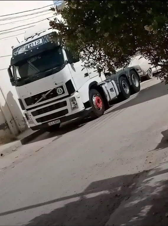 السلام عليكم فولفو للبيع موديل 
2003 مربوط صهريج تك تاير ماموجود 
كير اتوماتيك محرك 460 كير محرك شاصي مكفول قمارة 3 خطوط للاستفسار رقم الهاتف 
***********
