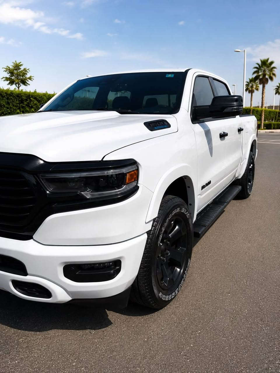السياره RAM 1500 Lone Star 2025 بمحرك 3.6L Pentastar V6 eTorque،

المحرك والأداء

* المحرك: 3.6 لتر Pentastar V6 مع نظام eTorque (هايبرد خفيف).
* القوة: 305 حصان.
* العزم: 269 رطل-قدم (حوالي 365 نيوتن.متر).
* ناقل الحركة: أوتوماتيك 8 سرعات TorqueFlite.
* الوقود: بنزين عادي 87 أوكتان.
* استهلاك الوقود التقريبي: 13 مدينة / 15 طريق سريع (100كم/لتر ).  
نظام قياده متعدد الوضعيات 
سحب 
سبورت 
تلقائي
ثلوج 
الداخلية

تدفئة كشنات 
تدفئة مقود 
مري كهرباء 
دواسات متحركه كهرباء 
نظام طوارئ 
ازرار فتح ابواب الكراج 
كشن كهرباء 
خزن اسفل المقاعد 
بوكسات خزن اسفل السياره 
* مقاعد لـ 5.
* مقاعد قماش فاخرة.
* مقود متعدد الوظائف.
* تشغيل السيارة بدون مفتاح (Push Start).
* تشغيل عن بعد (في بعض الباقات).
* كاميرا خلفية.
* حساسات أمامية وخلفية.  
* رادارات جانبية وامامية

الشاشة والنظام

* شاشة وسطية 12 إنش Uconnect 5 بشكل قياسي.
* دعم Apple CarPlay وAndroid Auto لاسلكيًا.
* بلوتوث.
* 10 سماعات.
* منافذ USB Type-A وType-C.
* تحديثات للنظام عبر الإنترنت (OTA).  

شاشة العدادات

* شاشة معلومات رقمية بين العدادات.
* تعرض:
    * استهلاك الوقود.
    * ضغط الإطارات.
    * الملاحة (إذا كانت مفعلة).
    * معلومات السحب.
    * بيانات الرحلة.

أنظمة الأمان

* فرامل طوارئ أوتوماتيكية.
* Adaptive Cruise Control.
* Lane Keep Assist.
* تحذير الاصطدام الأمامي.
* حساسات أمامية وخلفية.
* كاميرا خلفية.
* نظام مراقبة ضغط الإطارات (TPMS).
* ABS وESP وTraction Control.  

المقاسات

* خزان الوقود: حوالي 120لتر.
* الحمولة: حتى حوالي 900 كغم (حسب التجهيز).
* السحب: يصل إلى حوالي 3.5 طن عند التجهيز المناسب.  

مميزات فئة Lone Star

* جنوط ألمنيوم 20 إنش
* مصابيح LED.
* مرايا كهربائية.
* ⁠تضليل مرايات تلقائي 
* مكيف أوتوماتيكي.
* مثبت سرعة ذكي.
* زجاج خلفي منزلق كهربائي 
* إمكانية إضافة شاشة 14.5 إنش، 
*نظام صوت مطور رقم راعيها ((***********6)) مكلف بلنشر ما ارد خاص لحد يراسل خابر راعيها البصرة, العراق
