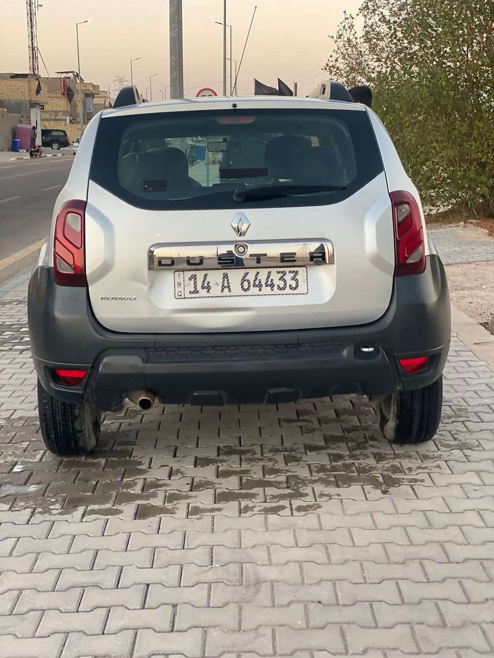 السلام عليكم 
رينو داستر مديل 18 مكينة كير كفاله حداديه تبريد جاهزه رقم بصرة باسمي جاهزه للتحويل ما بيها نقوصات البدي كفاله من الضربه القويه والصبغ والتبديل بيها طخات شوف العين السعر 100 وبي مجال قليل للشراي للاستفسار  ***********
