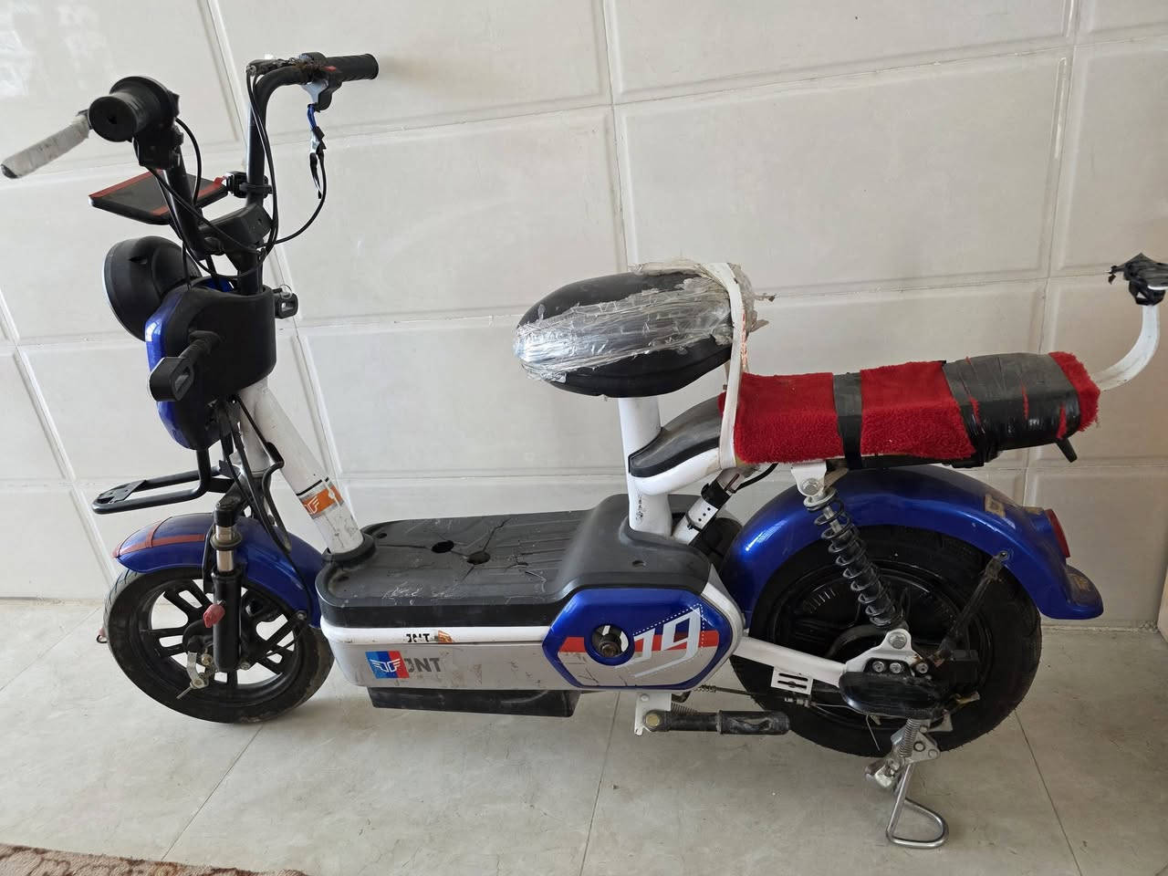 دراجه شحن رايدها 150 بيها مجال 
بيهه خلل بالسكليتر اعتقد ليطه الفيشه طاكه يعني تبدل الليطه وتشتغل غير هذا كل خلل مابيها
بيهه تاير شاده جديد ب40 بعده ماماشي عليه 
العنوان بغداد قرب الجسر الفرنسي الحديد 
*********** يوجد واتساب بنفس الرقم
