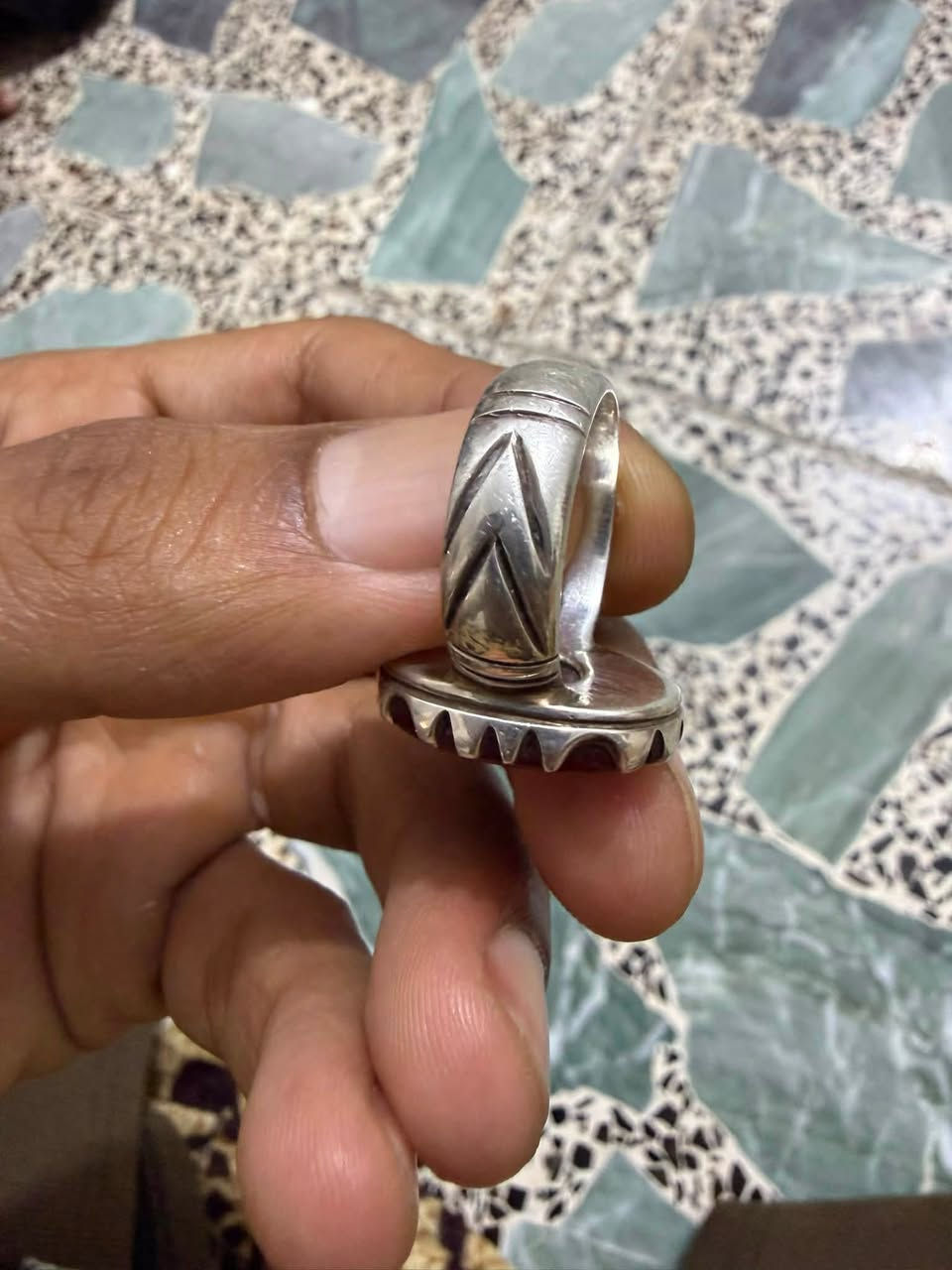 السلام عليكم محبس عقيق يماني اصلي فضة ١١ غرام شرط الفحص القالب صياغة يدوية والحجر مخطوط حرز عين علي (ع) مخطوط يدوي المحبس متعوب علي واصلي 
والحرز فوائدة معروفة ما يحتاج نحجي بيهن والحجر كذلك 

السعر خاص 

وهذا الرقم واتساب واتصال ***********
