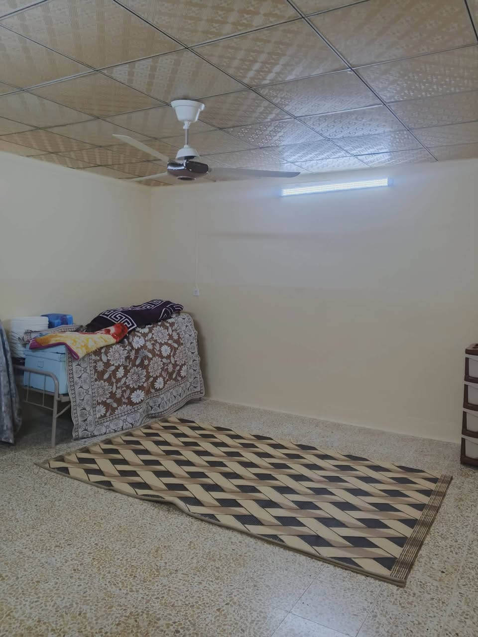 سلام عليكم بيت البيع 
الموقع حي عدن قرب مدرست عبد الوهاب الشواف 
مساحت البيت 200م 
وجهت البيت 10
السعر 125قفل
بيه غرفت نوم 1 استقبال اهول 
الاستفسار اكثر اتصال على هذا رقم 
***********
