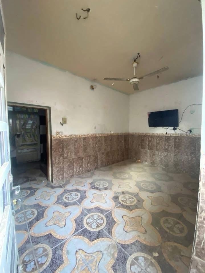 بيت مساحه ٥٠ نزال ١٠ ب٥ متر طابو ملك يتكون من استقبال ومطبخ ومنور وحمام وحمام خارجي وطابق ثاني غرفتين كامل مكمل مناقصه ايشي عنوانه حي الانتصار مقابيل مستشفى حمادشهاب 
