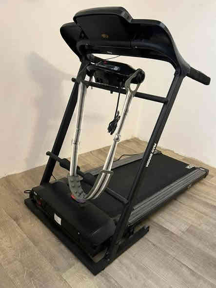 السلام عليكم 
جهاز جري مستخدم قليل جداً يتحمل وزن حتى ١١٠ كغم وياه جهاز رجاج للبطن ويحتوي على سماعات AUX من ماركة House Gym السعر ٢٠٠ الف دينار  
وبي مجال بسيط مكاني بغداد حي الاعلام وهذا رقمي للتواصل  واتساب ***********
