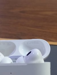 سماعات اصليه ابل 3برو للبيع  فحص مابيه اي خلل بدون كارتون السعر 200  0...