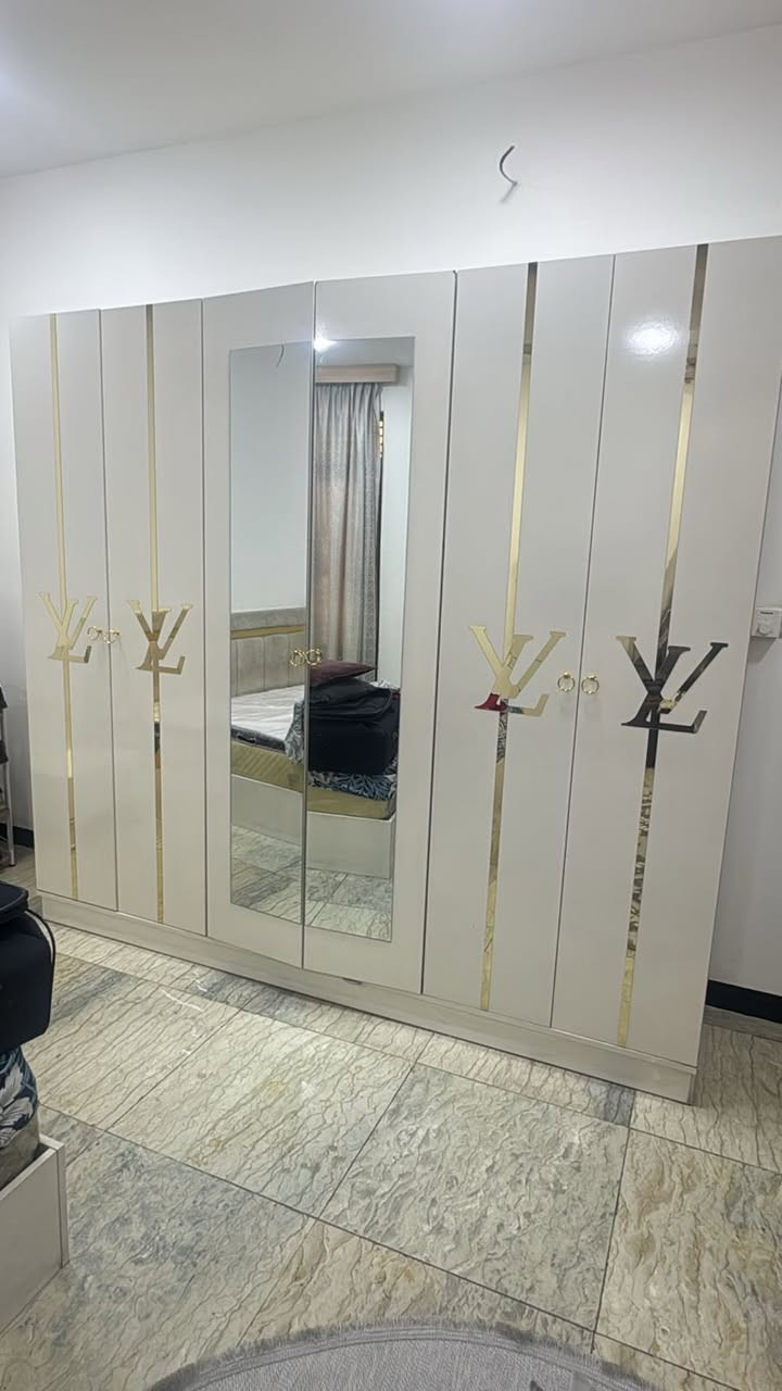 السلام عليكم غرفه نوم خمس قطع للبيع المكان الشعب للاتصال على الرقم ***********
