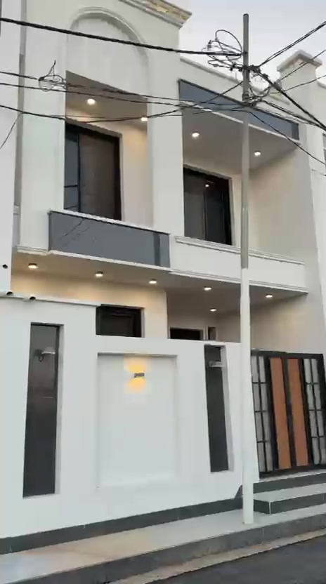 بيت للبيع في كربلاء شارع السيدة زينب ع قرب فندق البارون جار العباس 
 قريب للامام الحسين ع مساحة118متر. مع الاثاث      البيت بناء جديد بعده مامسكون  
طابقين 4 غرف نوم 3صحيات واستقبال وصاله ومطبخ 
كافة الخدمات تبليط عرض الشارع 10متر ماء مجاري كهرباء
شغل البيت درجة اولى البناء طابوك جمهورية كونكريت مسلح صب مركزي
ارضيه الطابق الأول بورسلين والطابق الثاني بورسلين 
ابواب الداخلية  تغليف تركي 
حداديه 2ملم وBVCمقطع تركي تفصال 
التاسيس الماء خلاطات دفن ماركت افياء طرادات دفن 
صبغ الواجهه بتك التركي 
ديكورات مغربي منظومه كامرات طابو زراعي قرار محكمة سند 25 الاستفسار اتصل واتساب  *********** *********** ***********
