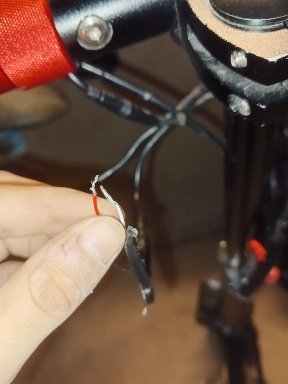 السلام عليكم سكوتر الكهربائيه 48فولت ويحتوي علا 3سرعت وسرعه القصوى 65km
وبريكات دسك امامي وخلفي
دبلات خلفي وامامي 
كشن قلاب ابو دبل 
نقص جوزه يشتغل جطل وعندي الجوزه والمفتاح بس تلحموها والسكليتر فاكس يعني كون من تريد توكف ترجع السكليتر
ونضيف %90
وسعر خاص للاستفسار الاتصال على الرقم التالي *********** معا الشاحنه
