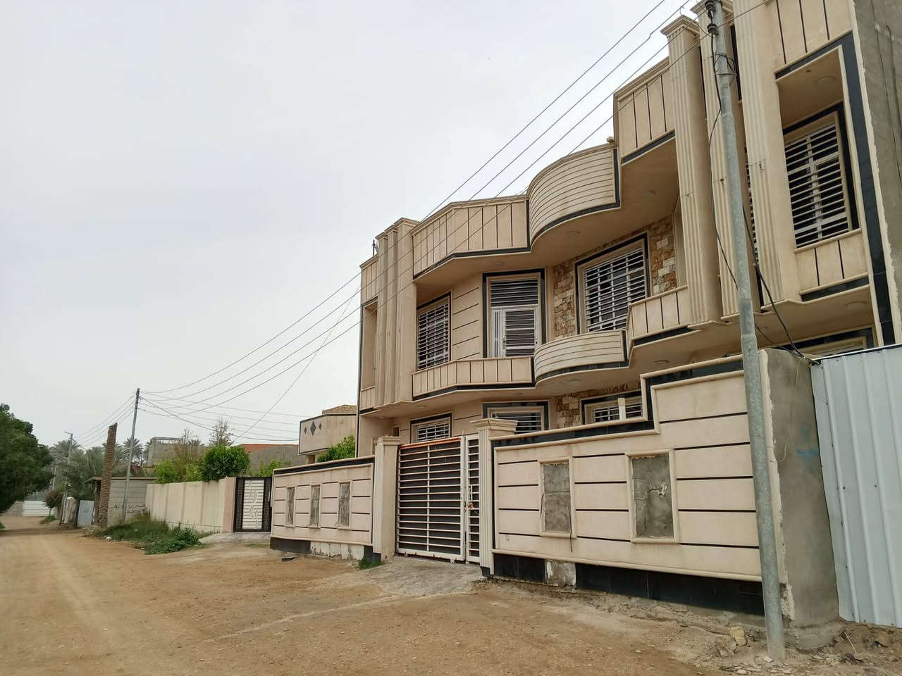 مرحبا البيت لبيع مساحه 200 الموقع بكرلي الرابعه مقابل 
بيت القاضي حسن الحميري 
بناء حديث طابقين 3غرف نوم 
البيت جاهز ثاني بيت عن الشارع العام 
طابو زراعي 
***********
