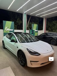 2022 تك ماطور ، لون ابيض داخل اسود ومدومشه بابيض السياره قطعه وحده صبغ...
