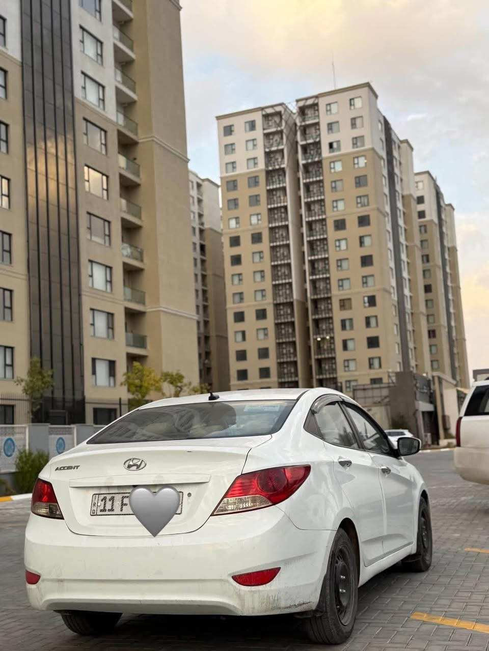 السلام عليكم للبيع او المراوس 
هونداي اكسنت 2014 گير اوتوماتيك تحكم ستيرن شاشه كشافات وارد امريكي محرك 1600 بيها قطعتين صبغ باب وجاملغ الخلفي الايمن سياره جاهزه ومابيها اي نقوصات رقم بغداد انگليزي الجديد سعر السياره 98 وبيها مجال للشراي 
للاستفسار *********** واتساب بغداد, العراق
