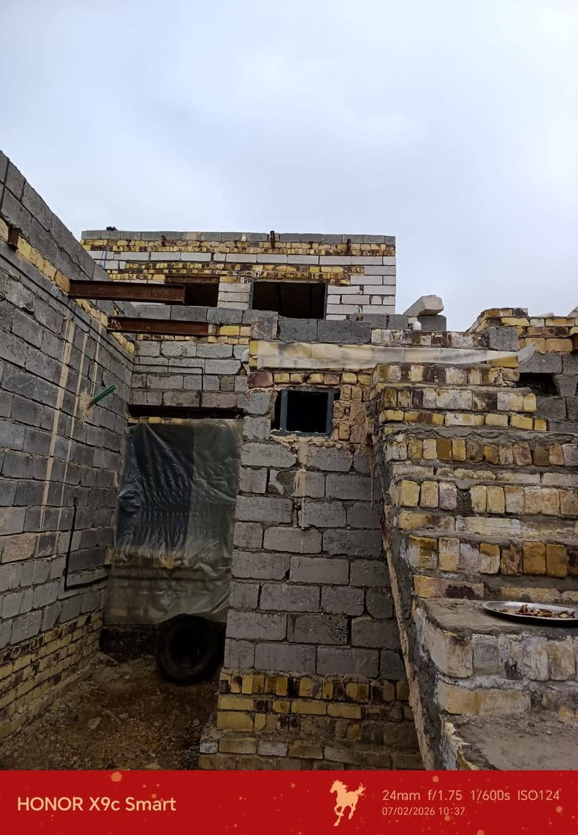 السلام عليكم بيت كامل عوزة بس ارضيه ولبخ 100 متر سند 25 مشمول بل طابو تبليط للباب عنوانه حي الامين الثاني شارع الملعب الثاني بيت كامل كهرباء مجاري ماء للتواصل فقط رقم تلفون ***********
