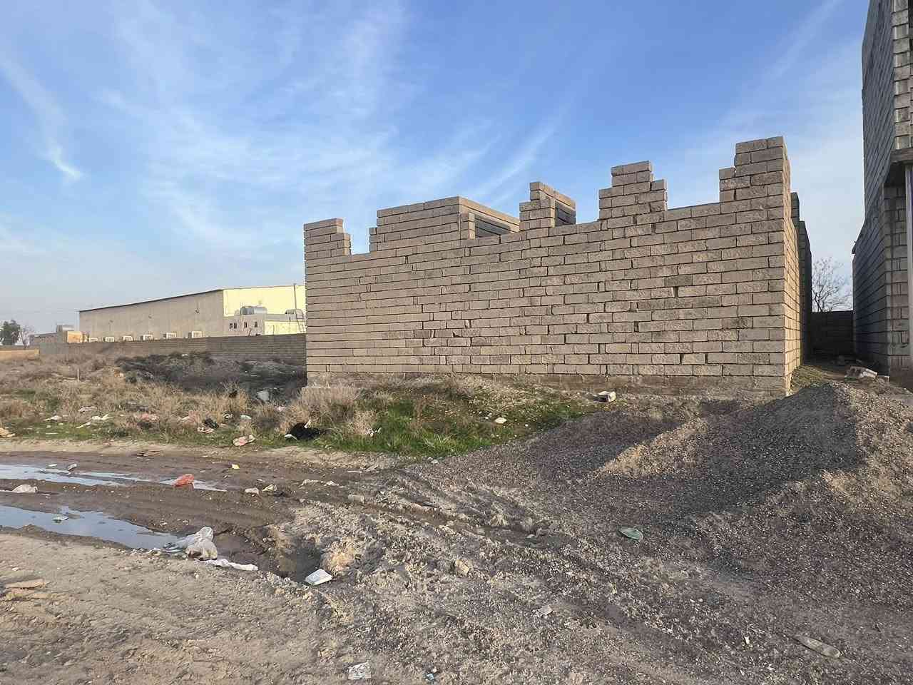 السلام عليكم بيت هيكل للبيع بالخصم قريب على مدينه حمد النامس البيت مساحت البناء ١٦٠متر 
مكون من غرفتين نوم وربعه وصاله ومطبخ وحمام مساحه الارض375متر  كهرباء ماء واصلو بس تبليط بعدو ما واصلو الرض زراعيه  
لتفاصيل اتصل ***********
