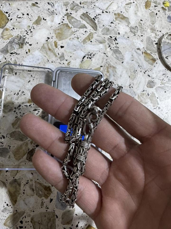 السلام عليكم ،
110 غرام 
ابيع 3 اساور وزنجيل ما ابيع كسر الغرام على 4 الاف 
بغداد / الامين الثانيه ***********
