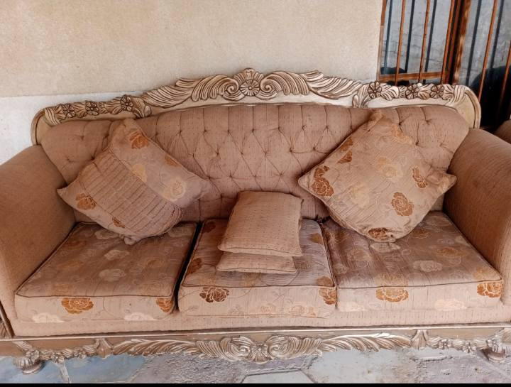 قنفات كويتيه كلش نضيفه عددهن 3  طول القنفه مترين ونص سعرهن ٢٦٠ وبيهن مجال لتواصل ***********
