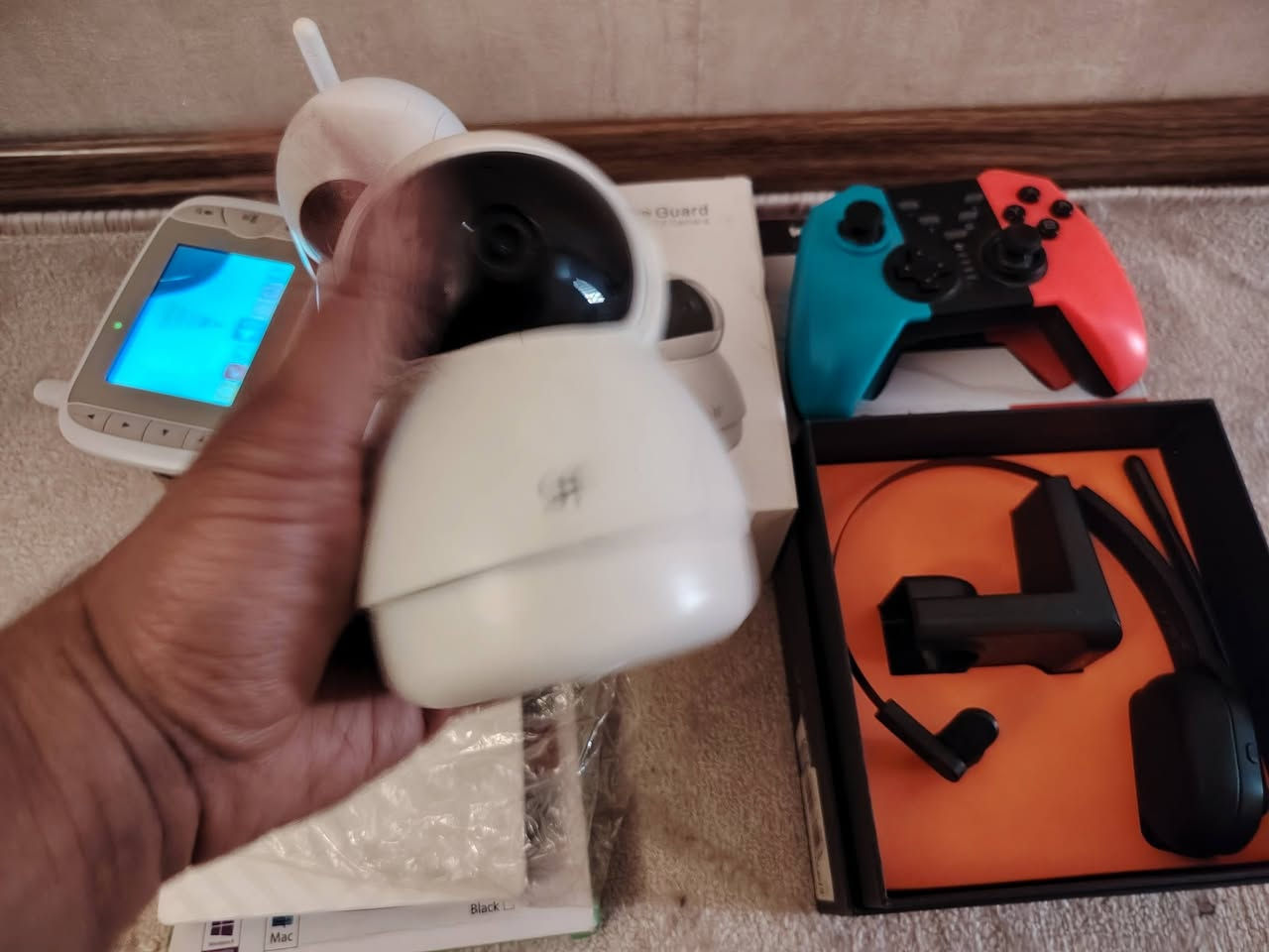 شلعة بسعر٤٥ الف الكتروني الي يريدها يتمم خاص او واتساب 
تتكون من جويستك ننتندو وايفون
كامرة مراقبة اطفال ايبادها بي كسر بسيط بالشاشة
كامرا مكتب تنربط عالتلفون 
دي في دي
سي دي درايف لابتوب وتايب سي 
سماعة ماركة جلد تك مع مايك متحرك 
***********
