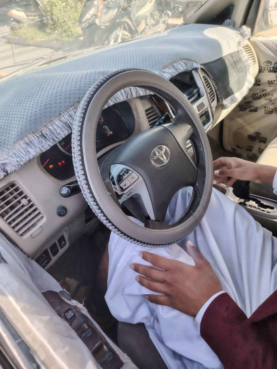 انوفا للبيع موديل  2012   كير ومكينه مكفولات وحداديه نضيفه  مصفره  هيئه وضريبه. تبريد شغال  
السعر 70 وبيه مجال لشراي 
***********
