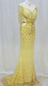 فستان • مقاس ٤٠/٤٢ • ملبوس مره وحده