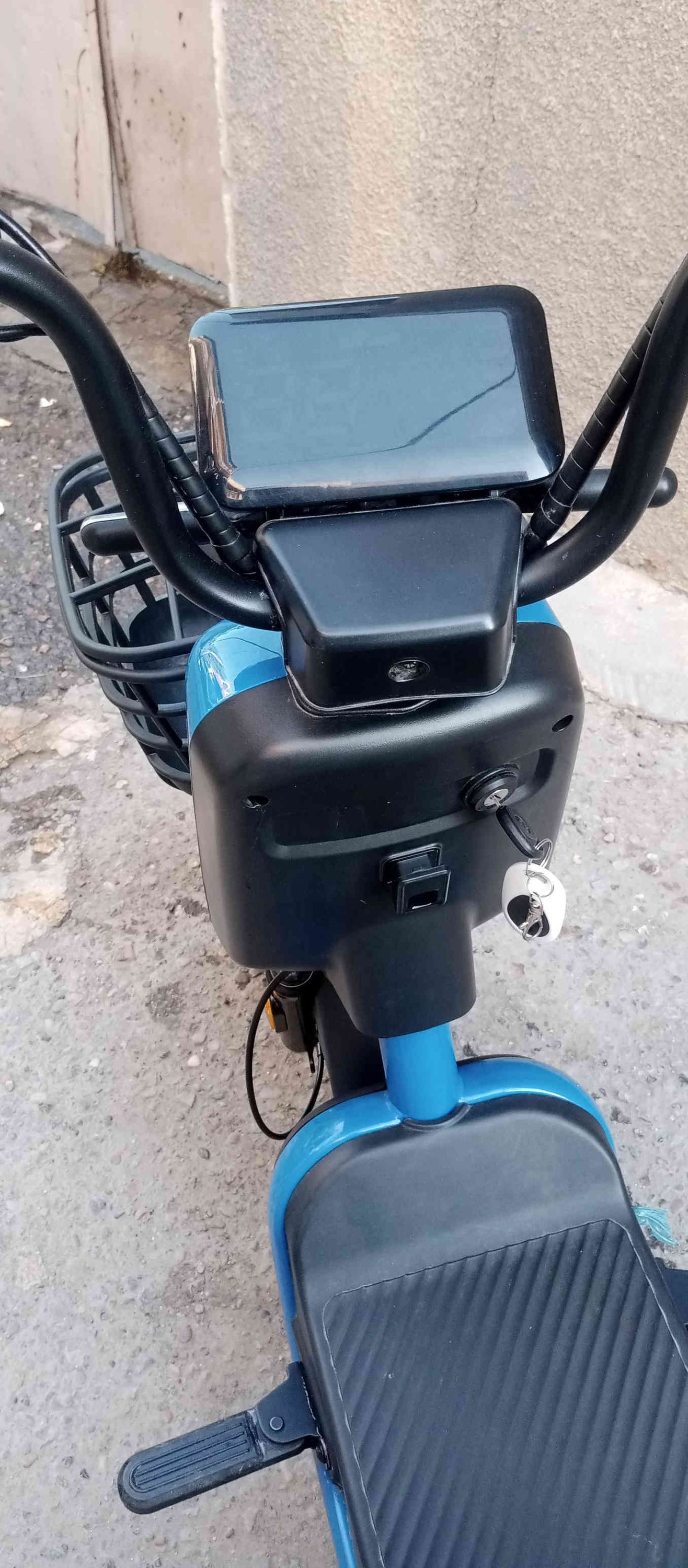 السلام عليكم للبيع دراجه شحن حجم 14 نضيفه كلش بطاريات جدد بعدهن ماتعبانات تايرات جدد الخلفي اليوم شديته كهربائية كلهن شغالات اشاير يمنه يسره لايت زنون عالي ناصي هورن شاشه تقره الاعطال وسرعه 40 و3نمر بصمه تفتح وتقفل وتشغيل عن بعد  مكاني بغداد جديده سعر 300 وبيها مجال ***********
