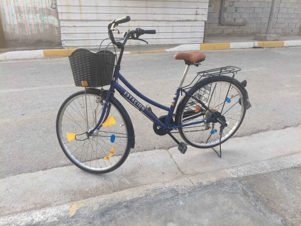 سلام عليكم بايسكل بناتي للبيع حجم 27 كير وكلوب حساس. كامل اي نقص مابي تخم تاير جديد. مثل مموضح بصوره.   اخو الجديد. عنوان جسرديالى القديم.  شارع الحدادين مقابل عماره دفاعي.   سعر 110 الف.     ///*********** ///  ابو 70 ول 75 ليعلق ابد.      ولي تعب نفسه
