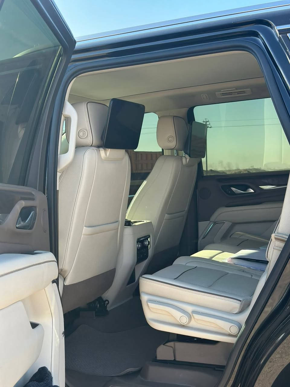 سلام عليكم جي ام سي دنلي موديل2021 الون اسود وارد خليجي بيه باب صبغ بدون داخل  160 الف السياره  السعر 47500$ وبيه مجال بسيط موبايل ***********
