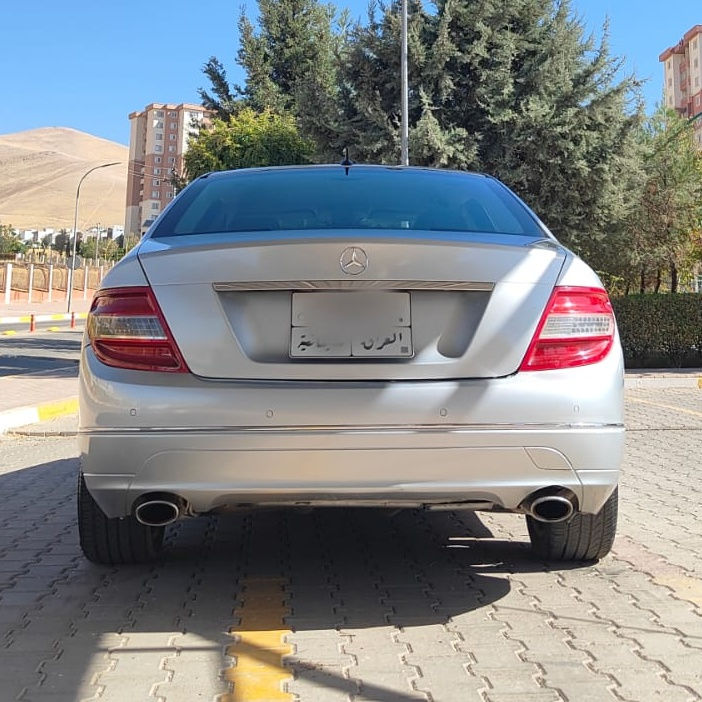 مرسيدس C350 موديل: 2008
مكينة: 6 سلندر 3.5 ما مفتوح 

أداء: 272 حصان, 350 نوتن متر عزم

صبغ: صندوق و جاملغين خلفي و باب، بدون دواخل و بدون ايرباك

ماشية: 148 الف كيلومتر 

مواصفات: مود سياقة كومفورت و سبورت, كشنات كهرباء, حساسات امامي و خلفي، سكان فوليوم، تحديد
سرعة، لايتات يتحرك مع الانعطاف 

تحويل و كلشي بشرط، السنوية ساقطة، رقم سليماني

رقم صاحب سيارة ***********
