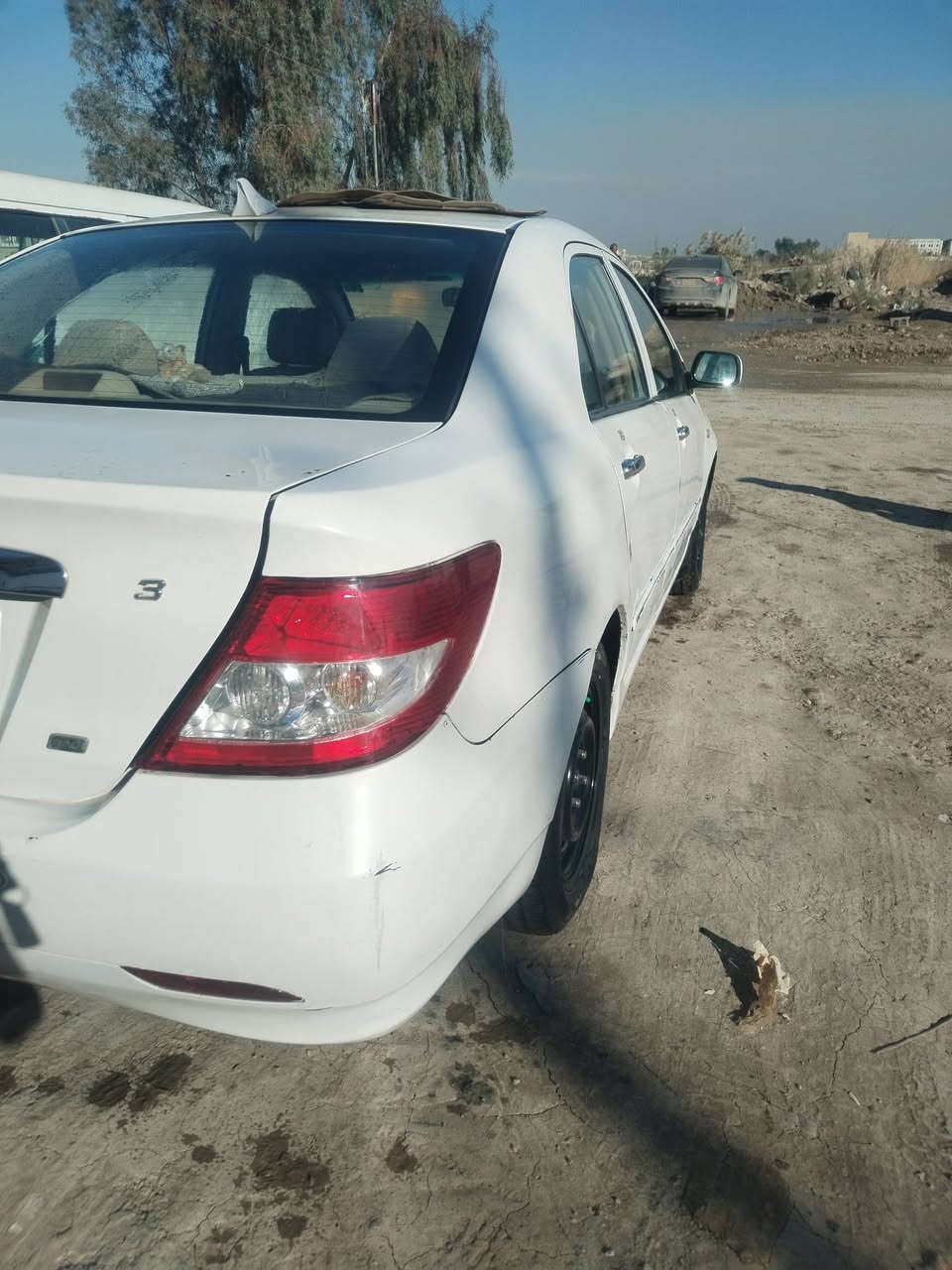 سلام عليكم
بيوايدي f3 كير عادي موديل 2011 
كير ومحرك خير من الله لا تنقيص ولا تبخير
تبريد ثلج كهربائيات كلها شغاله صدر جديد تخم تاير وياله
عليها ادامه كامله حساسات نوزلات بلكات مجاول كله جديد
رقم بغداد الانكليزي 
السعر 52 وبيها مجال للشراي
مكان السياره بغداد حي الجهاد
***********
