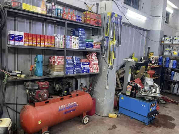 ‏سلام عليكم محل للبيع كامل بس تجي تفتح مكان بغداد الشعب شارع الصحة المحل موسى القفل إيجار الاستفسار على هذا الرقم ***********￼
