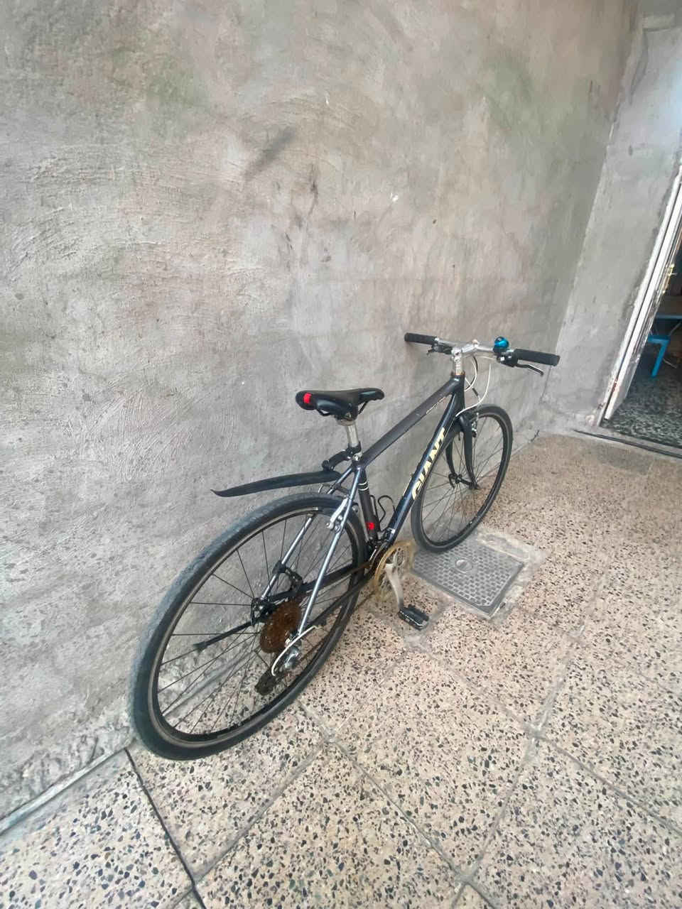 سلام عليكم  S700
ماركهGlANT 
8سرع خلفيه 
3سرع اماميه
تايرات جدد 
جوابه جدد 
بايسكل ادامه كامله 
بدون اي نقص 
عنواني بغداد حي اجهاد 
سعر ١٨٠ وبي مجال ***********
