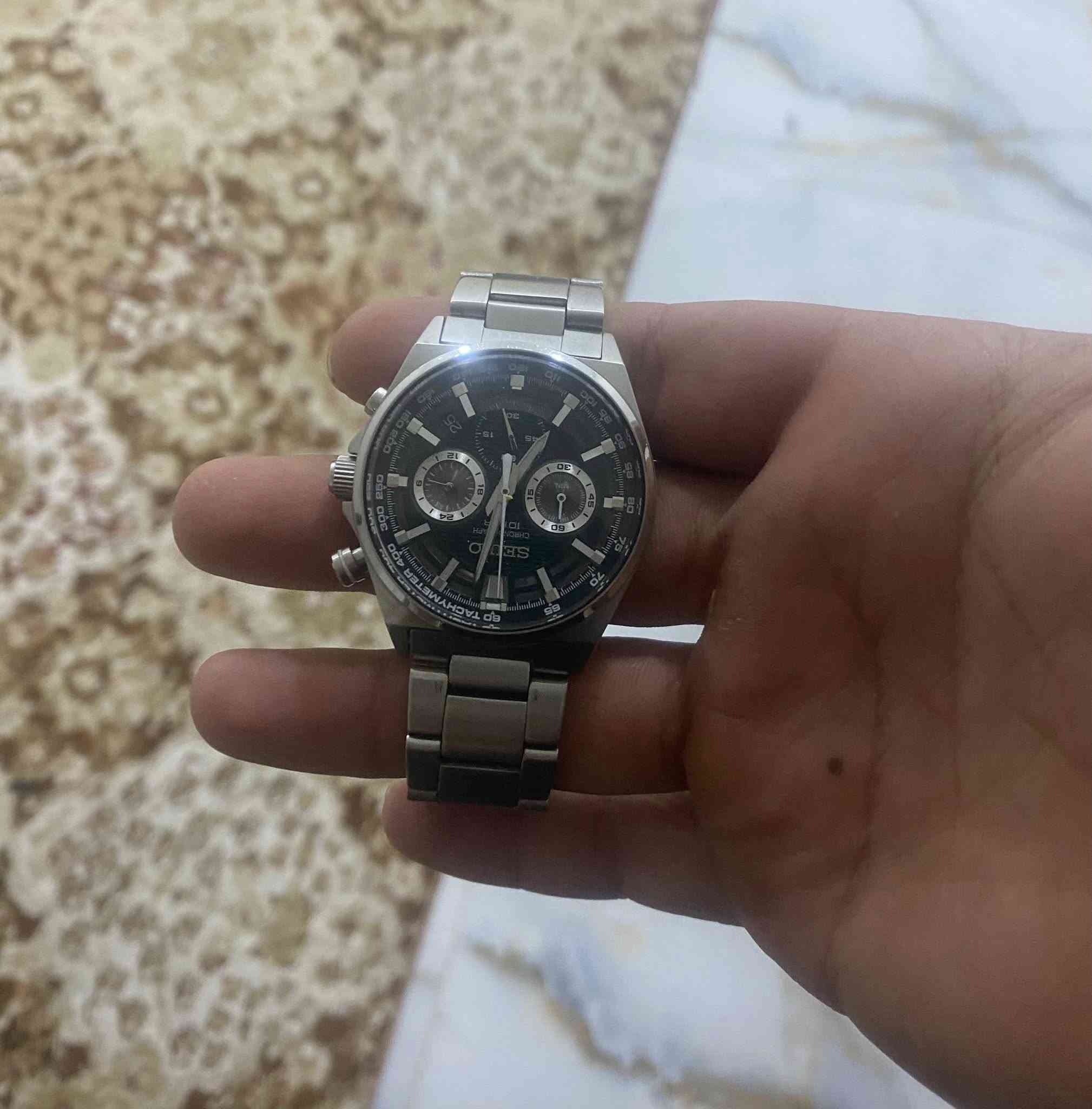 السلام عليكم ساعات للبيع مثل ما موضح بالصور مستعملات بشكل قليل وما بيهن اي خدوش الي يحب يستفسر هاذا رقمي ***********
