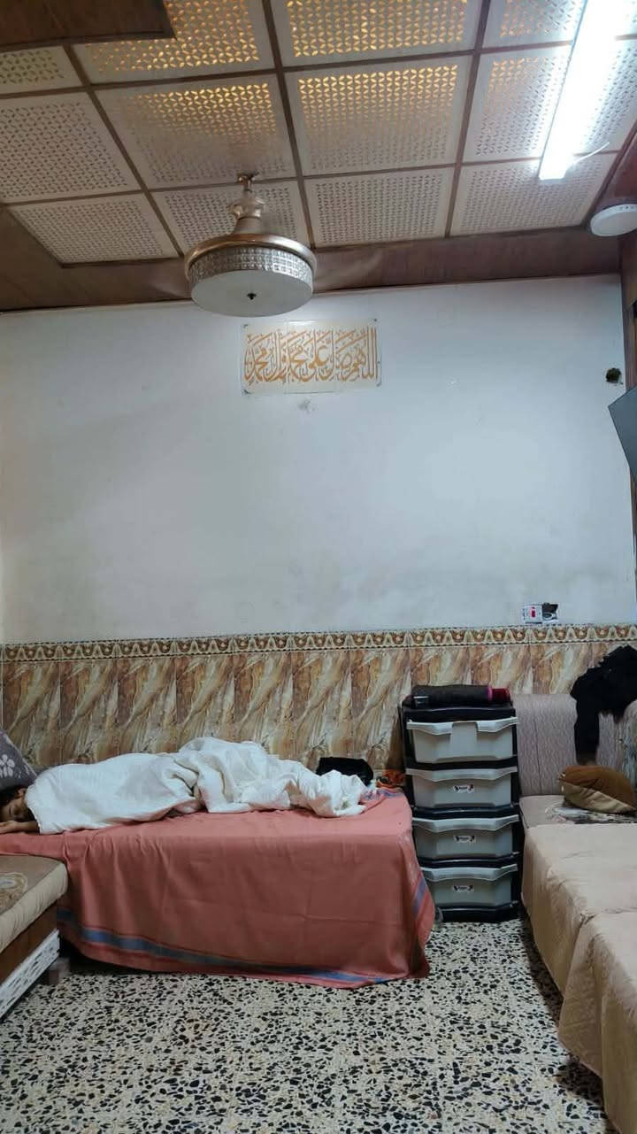 سلام عليكم
بيت للبيع  بالشرجي طابقين طابو صرف
كونكريت مسلح بناء جديد
مطبخ وصاله وبراني وصحيات والطابق الثاني 
 غرفتين وصاله
المساحه 63
 قفل 85 مع الاثاث 
للستفسار ع الرقم 
***********
