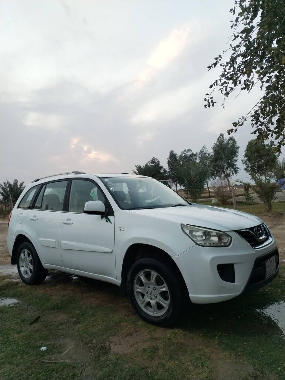 السلام عليكم 
شيري تيكو ٢٠١٣ للبيع مكفوله من أي ضربه  أو تبديل  السياره حلوه كلش تبريد حداديه كير مكينه مكفولات  رقم قادسيه السياره جاهزه مابيها اي نقص 
السعر 60$ وبيها مجال 
مكاني الدوانيه قضاء سومر
الاتصال على الرقم ***********
