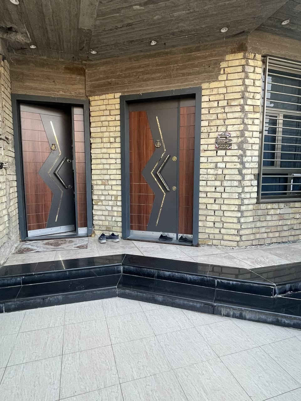 سلام عليكم بيت للبيع في منطقه زعفرانيه حي الامانه مربع ذهبي مساحه البيت 125 واجه 6وربع بناء 2024
متكون من 
طابق ارضي متكون من ستقبال وصاله مطبخ مفتوح عل صاله حمام 
طابق اول متكون من غرفتين كبار وصاله حمام 
طابق ثالث متكون من غرفه وصاله 
بيت طابو صرف سعر 250مليون 
للتواصل *********** واتساب فقط
