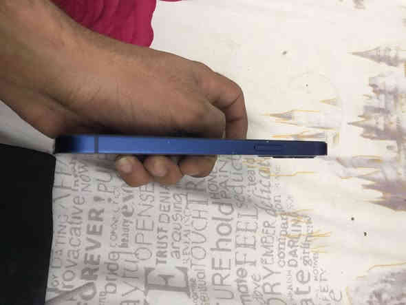 سلام عليك  آيفون 12 جهاز نضيف  ذاكرت 128  بس بدل شاشه.  السعر (225) العنوان بغداد المدينه الصدر  لارقم***********
