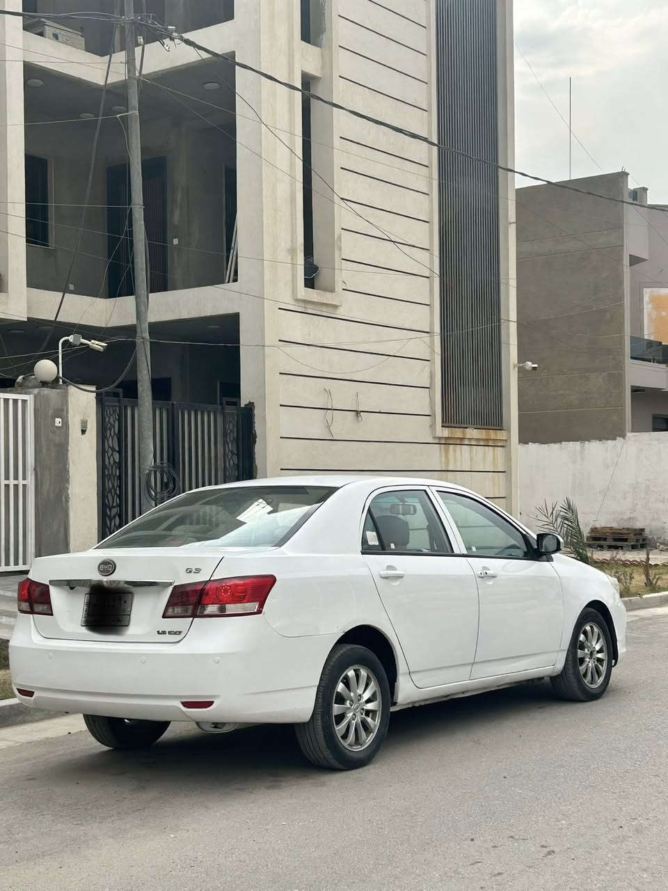 السلام عليكم بي واي دي البيع سيارة موديل 2013 سيارة كلش حلوه رقم بغداد سيارة فول بصمه شاشة كأمره تحكم ستيرن داخل جلد بصمت ابواب اشاير بل مري خمسه ويل كب سياره محرك 1800 ماشاءالله تبريد ثلج سياره مكفول من الخياس  سياره كلش حلوه سيارة كير محرك صدر تايرات باتري كله مكفول سيارة كلش حلوه وجاهزه مابيه ي نقص السعر 57$ مكان سيارة بغداد حي العامل رقم ***********
