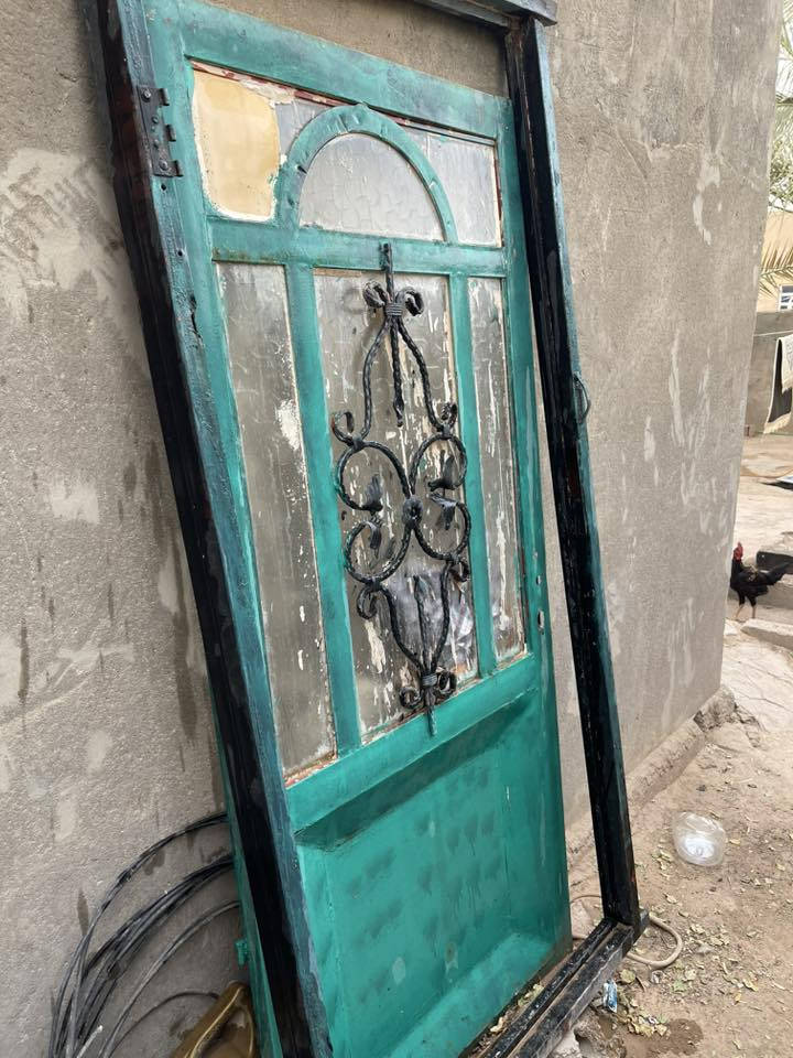 باب حديد نص جام نوعية زينة طول مترين *والعرض 90
سعر 40وبي مجال 
***********
