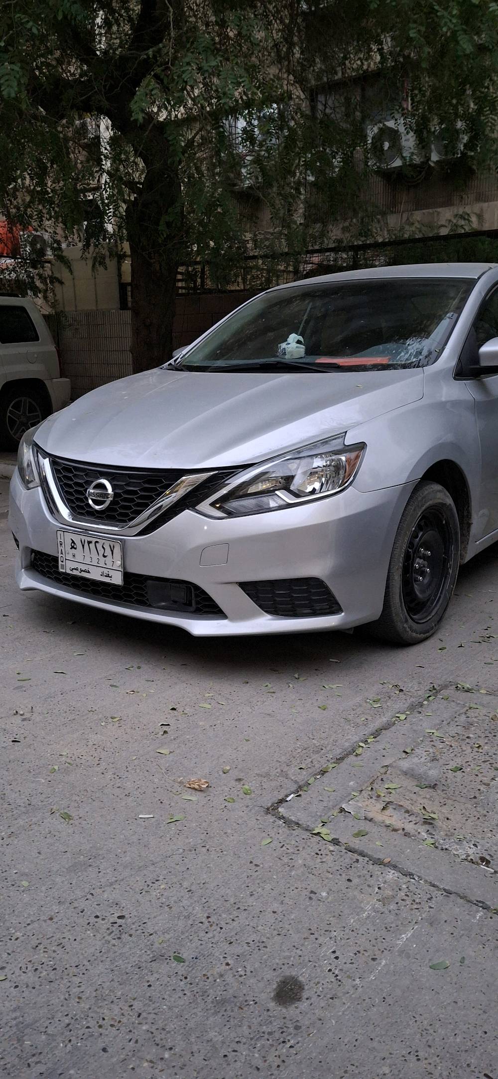 سيارة نيسان سنترا موديل حديث بلون فضي، حالتها جيدة وتتميز بتصميم أنيق وعملي. مناسبة للاستخدام اليومي وتوفر راحة أثناء القيادة. السيارة مسجلة في بغداد وتحتوي على اللوحات الرسمية والوثائق.