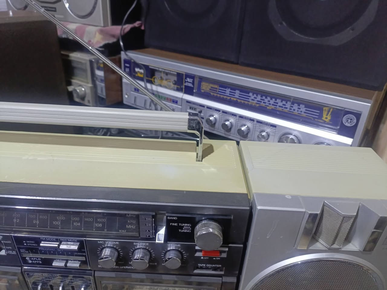 للبيع 
مسجل راديو دبل كاسيت 
( شارب j.f-700 ) إستيراد الشركة التجارية العراقيه أواسط الثمانينات 
جدا نظيف ..راديو 4 موجات مع ال fm 
تسجيل بطيئ وسريع .. بلاد وضع شركه 
للاستفسار (***********) متواجد واتساب.ماسنجر .. يوجد توصيل 
(( السعر مراسله الصفحه))
