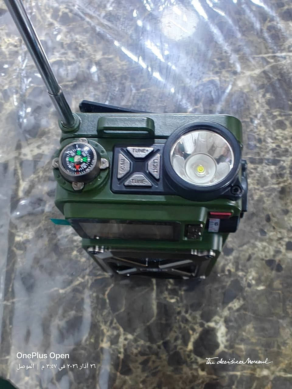 الجهاز الراديو  الذي لا يخذله الوقت ولا تنفذ منه الطاقة؟ نقدم لك الراديو العسكري المتكامل  التحفة التقنية المصممة خصيصاً للمهام الصعبة والمغامرات الاستثنائية.
🔋 منظومة طاقة ذكية
(لا تعرف المستحيل)
الجهاز مزود ببطارية ليثيوم داخلية ضخمة بسعة 4000mAh، تمنحك ساعات طويلة من العمل المستمر. والأهم هو تعدد طرق الشحن:
الشحن الشمسي (Solar Panel): يشحن نفسه ذاتياً بمجرد تعرضه لضوء الشمس. حتى الضوء الغرفة العادي
المولد اليدوي (Hand Crank): هندل ميكانيكي لتوليد الطاقة يدوياً في أحلك الظروف.
شحن USB: منفذ سريع للشحن التقليدي من أي مصدر طاقة.
خاصية الباور بنك (Power Bank): الجهاز يعمل كمصدر طاقة طارئ لشحن هاتفك المحمول عبر منفذ USB المدمج، لتبقى على اتصال دائماً.
📡 قوة استثنائية في التقاط الإشارة
يتميز  بهوائي (Antenna) تلسكوبي طويل وفائق الحساسية، صُمم لالتقاط أضعف الترددات في المناطق الجبلية والبعيدة.
يدعم البث الرقمي الحديث DAB+ لصوت نقي كالكريستال.
يدعم موجة FM   التقليدية لتغطية شاملة لكل المحطات العالمية والمحلية.
🔦 أدوات الملاحة والنجاة المدمجة
كشاف LED احترافي: إضاءة مركزة قوية جداً بمدى واسع، مثالية للتخييم أو السير ليلاً.
بوصلة دقيقة: مدمجة في أعلى الجهاز لتحديد الاتجاهات بدقة، لا غنى عنها في المناطق التي لا تتوفر فيها تغطية GPS.
💼 الفخامة والصلابة (الحقيبة والجسم)
جسم الجهاز: مصمم بهيكل "Army" متين مقاوم للصدمات والظروف الجوية القاسية.
الحقيبة الخاصة: يأتي الجهاز مع حقيبة فاخرة ومبطنة، مصممة خصيصاً لحمايته من الصدمات والخدوش، مع حزام متين لسهولة الحمل في الرحلات الطويلة، مما يجعلها قطعة تكميلية تزيد من فخامة المنتج.
📋 المواصفات التقنية باختصار:
البطارية: 4000mAh (قابلة لإعادة الشحن + تعمل كباور بنك).
الإضافات: بلوتوث 5.0، مدخل كارت ذاكرة (TF Card)، منفذ سماعات أذن.
الشاشة: ديجيتال لعرض الترددات ومستوى البطارية بدقة.
نظام الطوارئ: زر SOS لإصدار إنذار صوتي وضوئي عند الحاجة.
ملاحظة التوصيل لكل العراق فقط
للحجز والاستفسار عن السعر يرجى التواصل على الخاص


**إذا كنت صاحب هذا الإعلان وتريد حذفه لأي سبب، رجاءا أرسل رسالة إلى الدعم الفني**