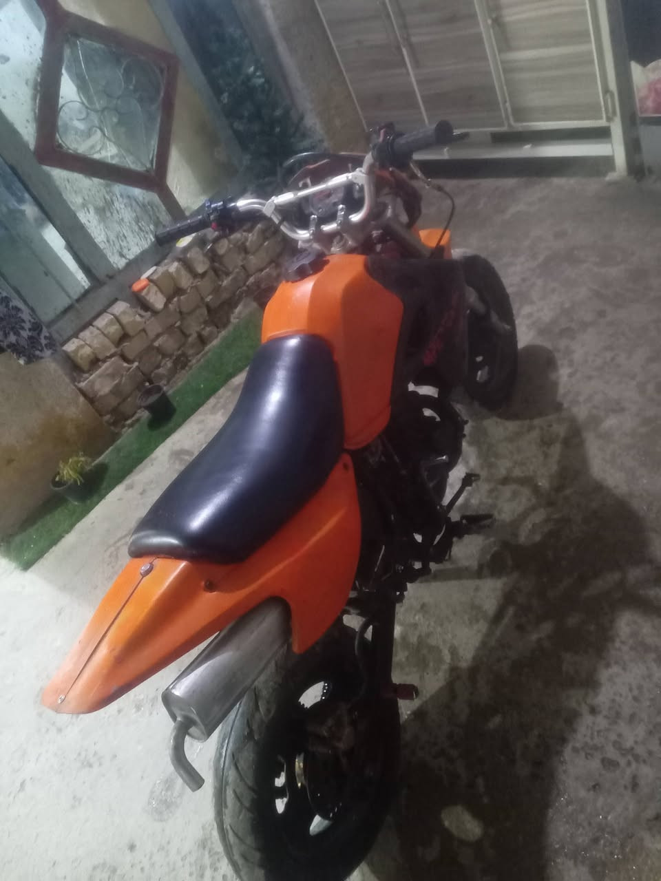 السلام عليكم دراجه معروضه البيع
كاوسكي ربع اي نقص مابيه دراجه كامله سرعتها 110 خمسه كير سعر 500وبيهه مجال قليل المكان سبع قصور يم الصيطره رقم *********** المبايل
