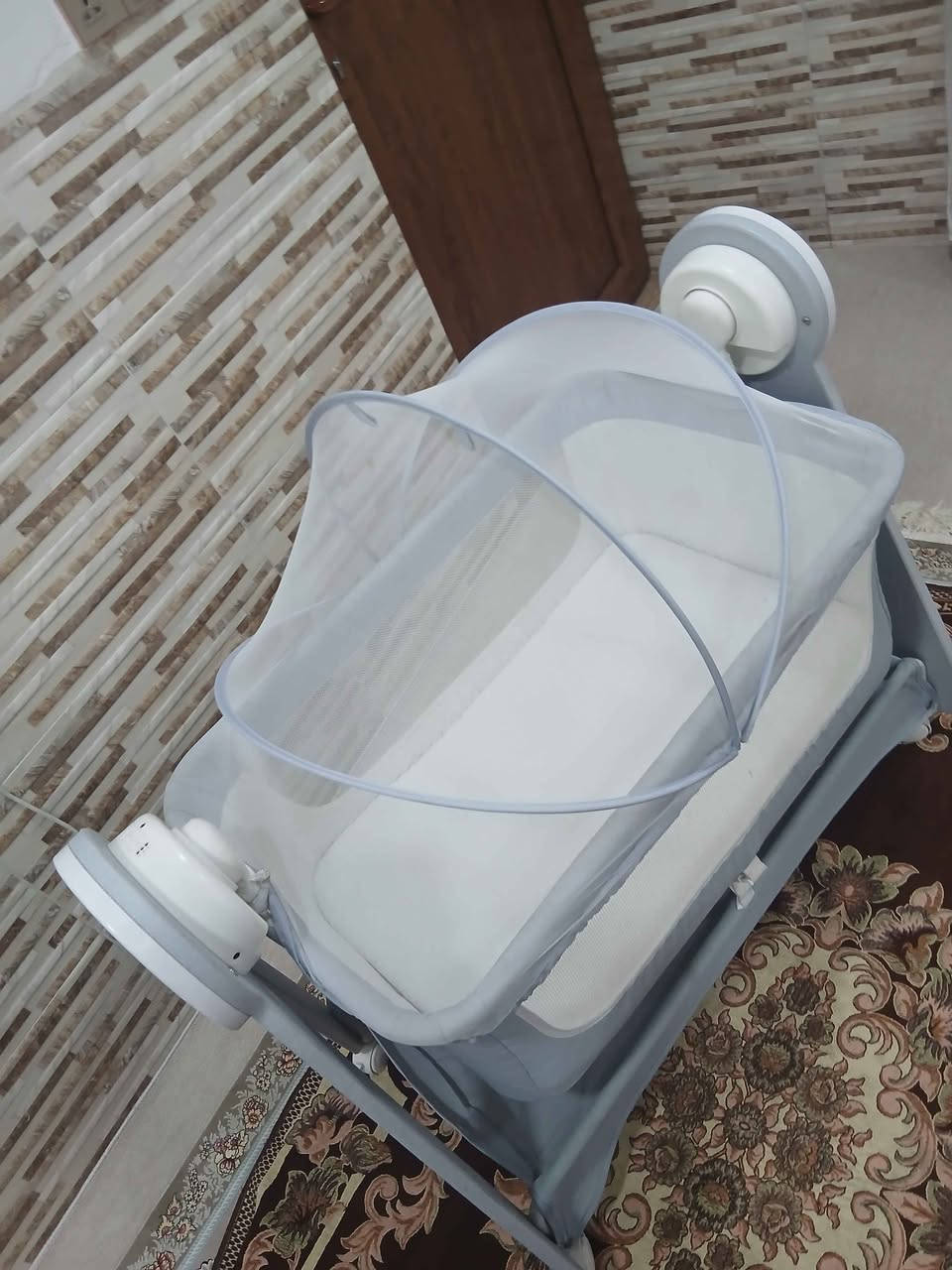 جۆلانێی خەوی مناڵ تەختەیە و زۆر تۆکمەیە ، ڕائەژەندرێ و سابتیش ئەکرێت ، دۆشەکی خۆی تیایە و پەردە مێشولەی پێوەیە و ژێری پێوەیە بۆشت هەڵگرتن 
زۆر کەشخە و قایم و تۆکمەیە 
سعریشی زۆر گونجاوە قفڵی 35 هەزارە
سلێمانی ، گەیاندن هەیە*********** السليمانية, العراق
