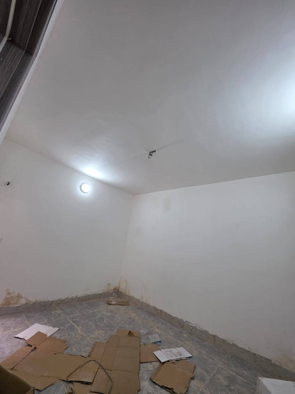 السلام عليكم
دار للبيع #تكريت الديوم التوحيد 
 مساحه 100 متر واجهه 5 متر
 بناء حديث يتكون من 
3 غرف نوم
صاله وسطيه
مطبخ
استقبال
3 مجاميع صحيه
ارضيه بورسلين 
سقوف ثانويه
خلف شارع ٦٠
للاستفسار لاتصال
***********عبدالله
