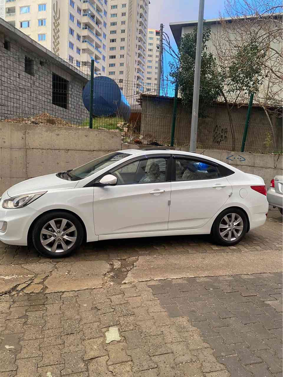 هونداي اكسنت ٢٠١١ خليجي موصفات بلو محسن فول سلايت تحكمات استيرن جهتين اشاير بلمري  ٣ تكوات خلفي  ٤ دسك محرك ١٦ دوش مامفتوح سنويه ل ٢٠٢٧ السيارة على وضع الشركة بيها باب خلفي صبغ وشويه من الداير بدون داخل  ***********.  *********** دهوك, العراق
