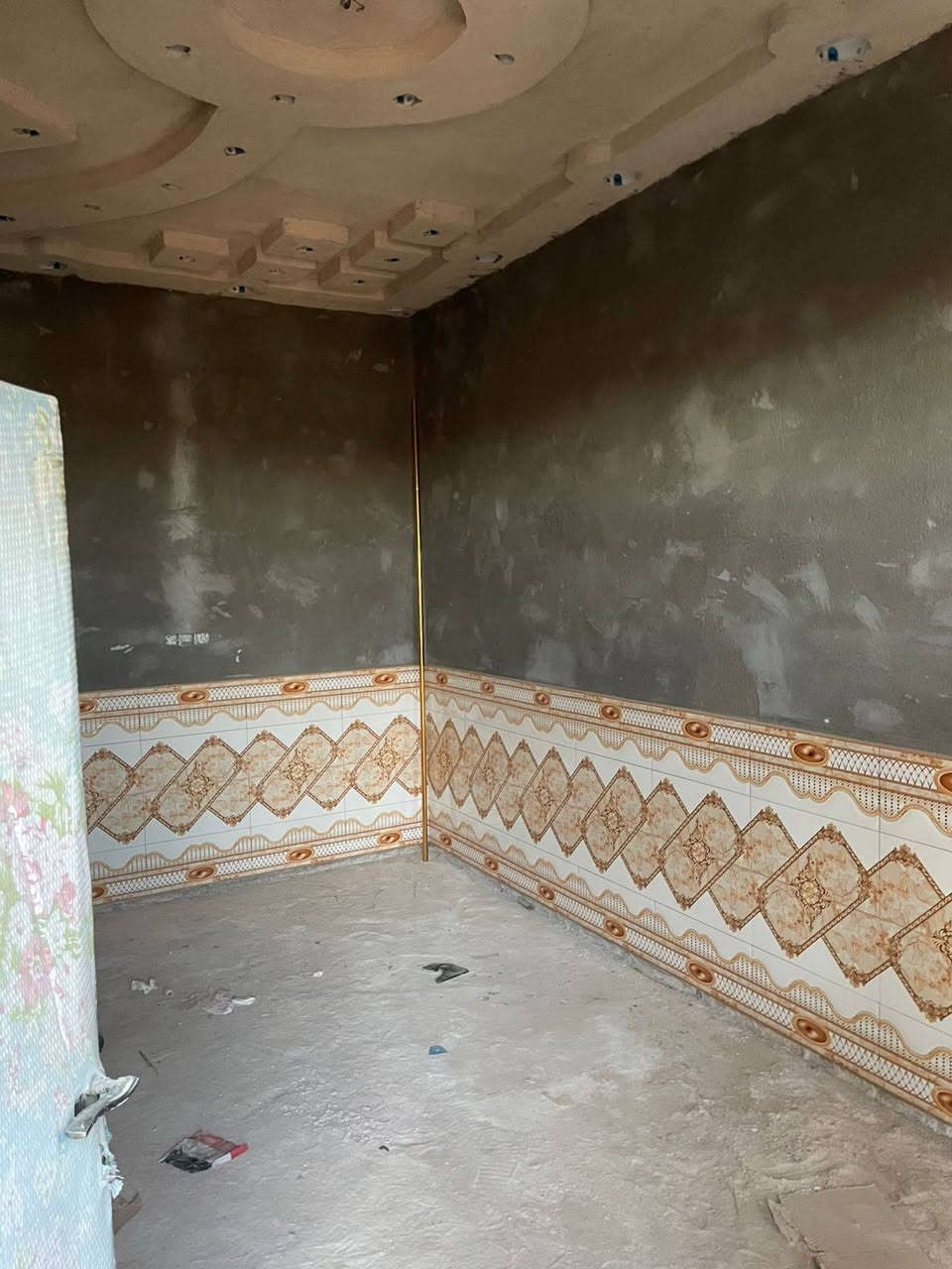 الدار للبيع في العماره حي الحسن العسكري دوانم لازم الساعدي
المساحه 125 متر 🏠 
(زراعي سند 25) يحتوي البيت ع استقبال و الصاله و مطبخ و صحيات داخليه وخارجيه و غرفه نوم البيت و الارضيه كاشي و الجدران سيراميك كل البيت  
البيت قريب ع سده ع تبليط ثاني بيت من شارع العام
(السعر 52💸) اتصل ع رقم ﴿***********﴾
